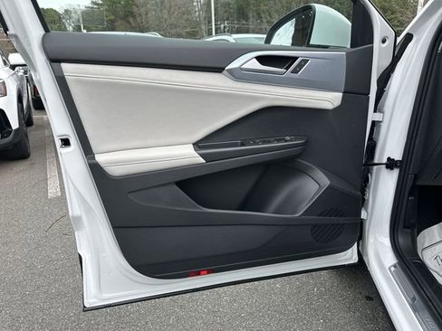 New 2026 Volkswagen Taos SE image 14