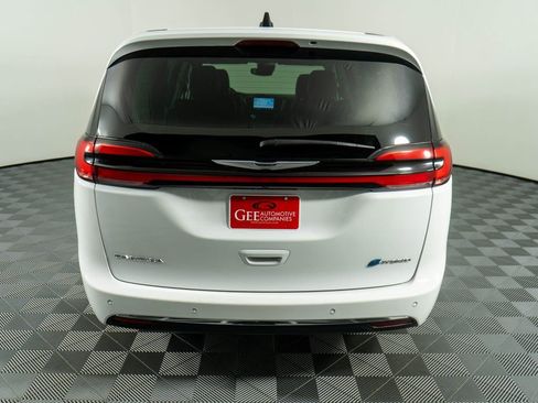 Used 2024 Chrysler Pacifica Limited FWD image 5