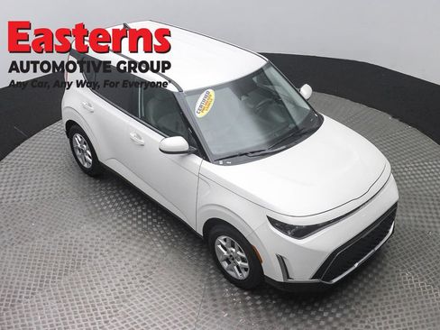 Used 2025 Kia Soul LX FWD image 3