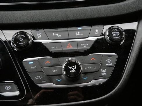 Used 2025 Chrysler Pacifica Select FWD image 24