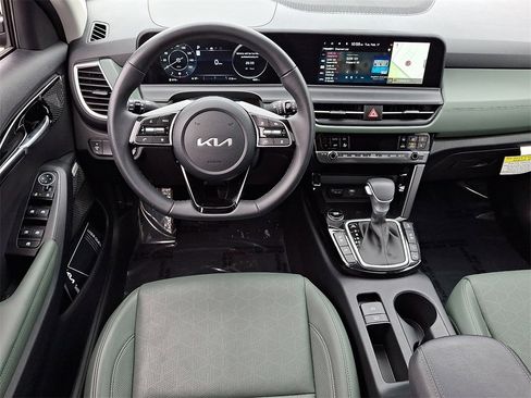 Certified 2025 Kia Seltos SX w/ SX Sunroof Package image 12