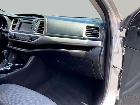 Used 2017 Toyota Highlander LE FWD image 17