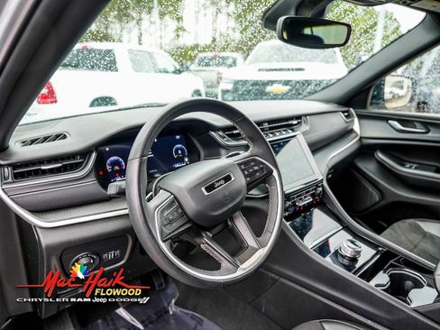 Used 2023 Jeep Grand Cherokee L Laredo image 14