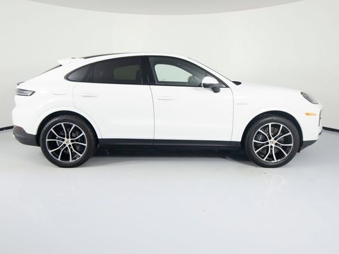 Certified 2026 Porsche Cayenne E-Hybrid Coupe AWD/4WD image 11