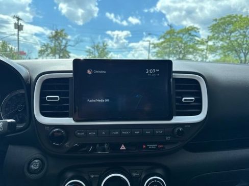 Used 2022 Hyundai Venue Limited FWD image 16