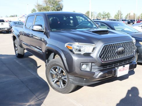 Used 2019 Toyota Tacoma TRD Sport image 2