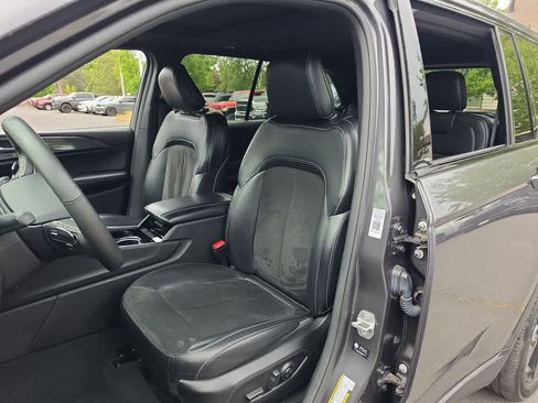 Used 2023 Jeep Grand Cherokee Altitude AWD/4WD image 11