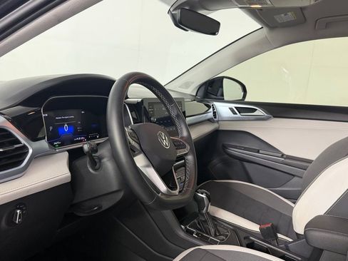 Used 2025 Volkswagen Taos SE image 19