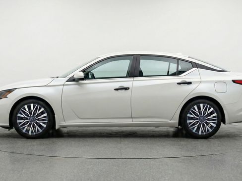 Used 2025 Nissan Altima 2.5 SV image 5