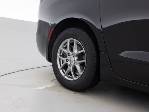 Used 2021 Chrysler Pacifica Touring image 19