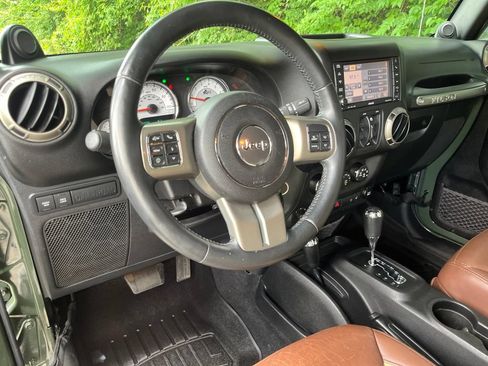 Used 2014 Jeep Wrangler Unlimited Rubicon w/ Connectivity Group AWD/4WD image 4