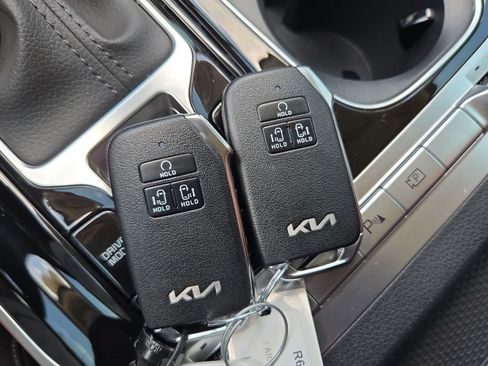 Certified 2024 Kia Carnival SX FWD image 31