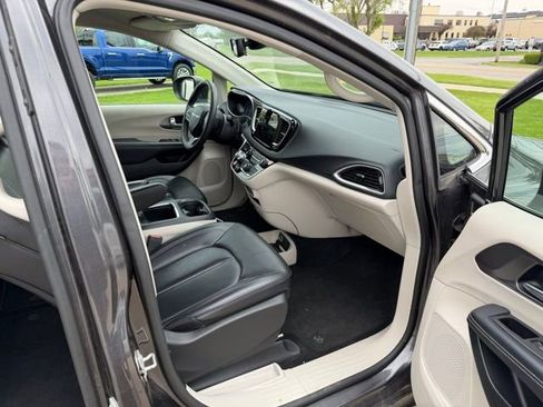 Used 2023 Chrysler Pacifica Touring-L FWD image 14