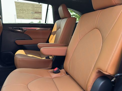 New 2026 Toyota Highlander Platinum AWD/4WD image 10