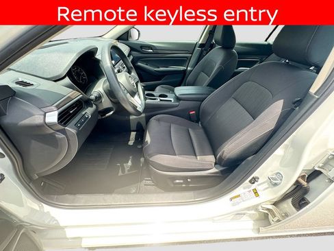 Used 2025 Nissan Altima 2.5 SV FWD image 19