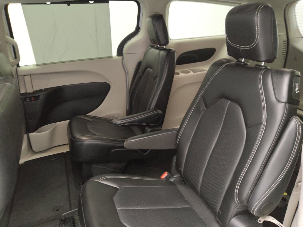 Used 2024 Chrysler Pacifica Touring-L FWD image 18