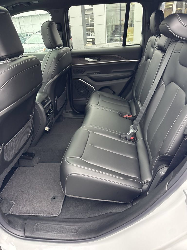 New 2026 Jeep Grand Cherokee Limited w/ Limited Altitude Package AWD/4WD image 12