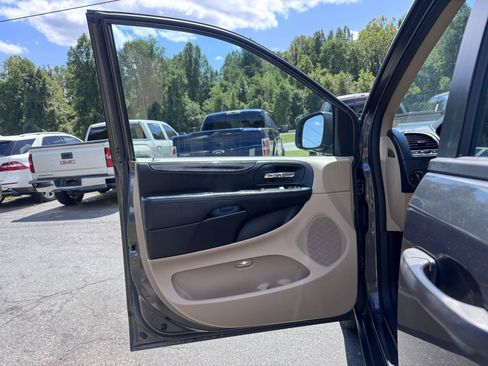 Used 2015 Dodge Grand Caravan American Value Package w/ UConnect Hands-Free Group FWD image 9