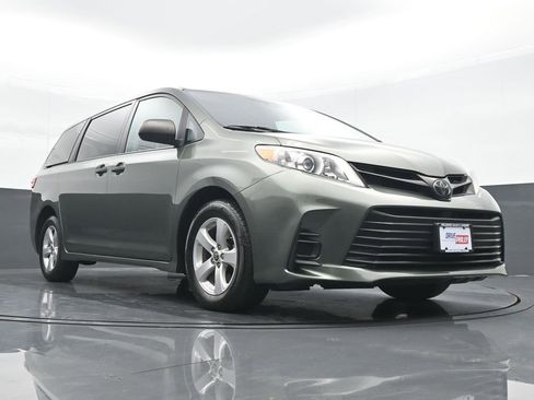 Used 2020 Toyota Sienna L image 24