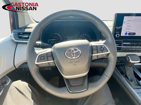 Used 2025 Toyota Sienna XLE image 14