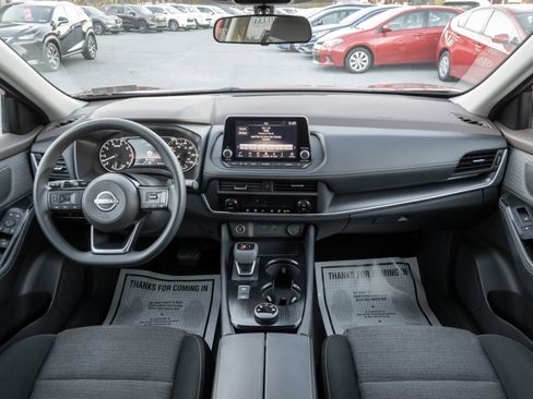 Used 2023 Nissan Rogue SV image 2