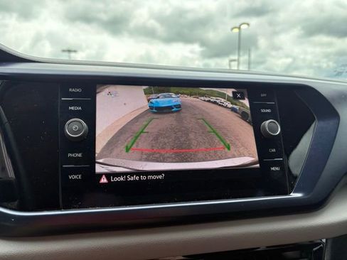 Used 2022 Volkswagen Taos SE FWD image 5