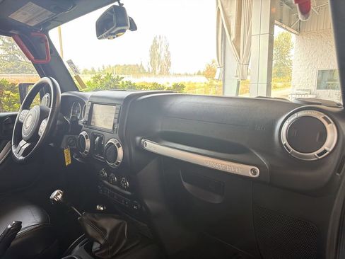 Used 2018 Jeep Wrangler Unlimited Sahara w/ Connectivity Group AWD/4WD image 26