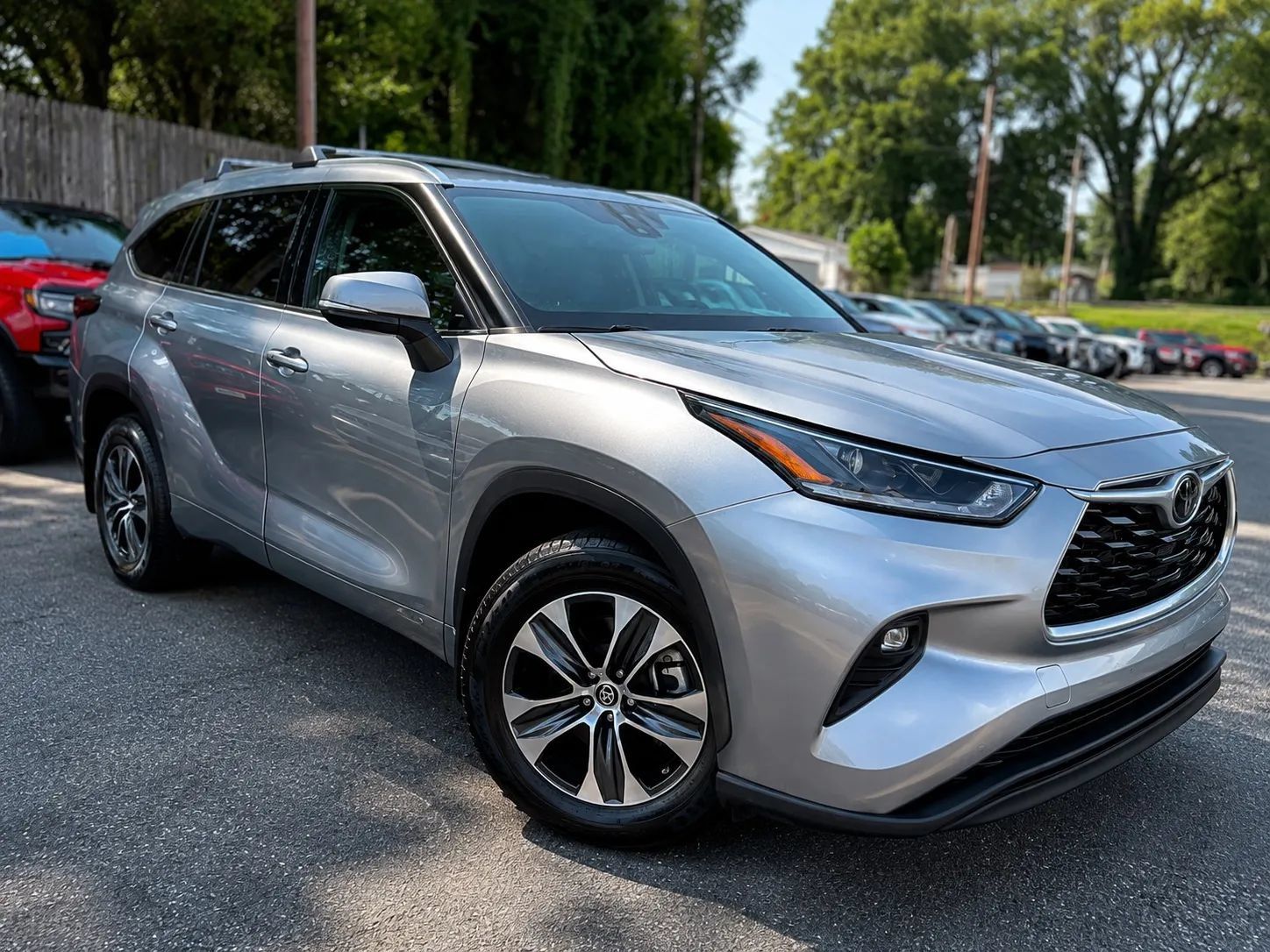 Used 2022 Toyota Highlander XLE AWD/4WD image 1