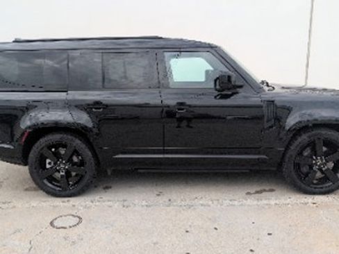 Used 2025 Land Rover Defender 130 X-Dynamic SE AWD/4WD image 4