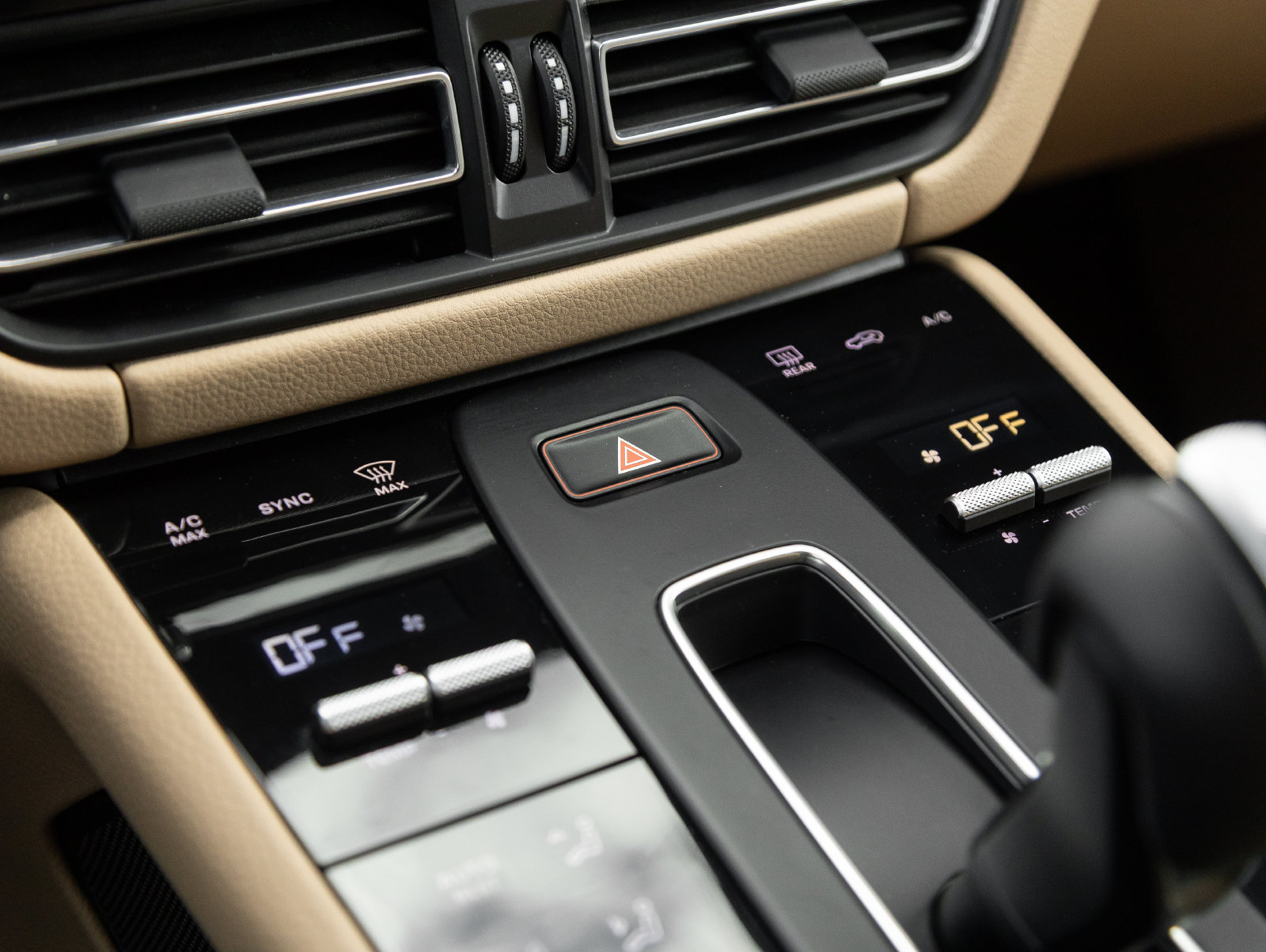 Certified 2024 Porsche Macan AWD/4WD image 26