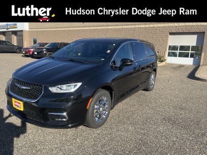 Used 2026 Chrysler Pacifica Select