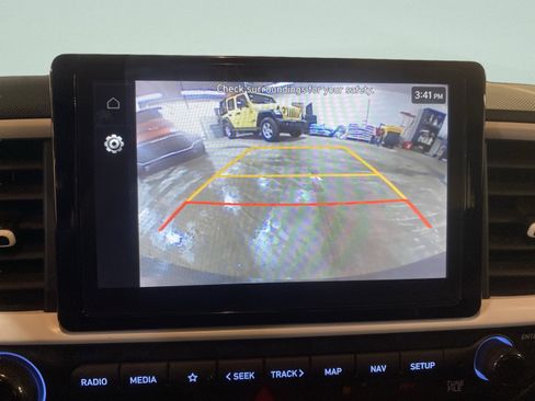 Used 2025 Hyundai Venue Limited image 24