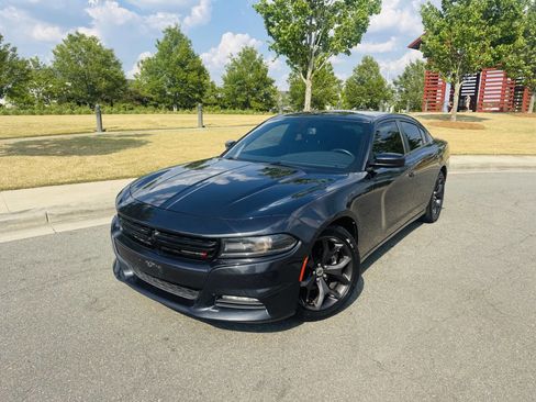Used 2017 Dodge Charger SXT RWD image 2