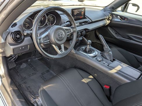 Used 2021 MAZDA MX-5 Miata Club w/ Appearance Package RWD image 16