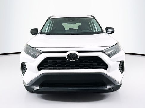 Used 2020 Toyota RAV4 LE AWD/4WD image 2