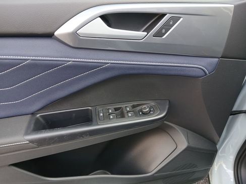 New 2026 Volkswagen Taos SEL image 11