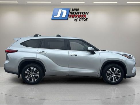 Used 2023 Toyota Highlander XLE AWD/4WD image 4