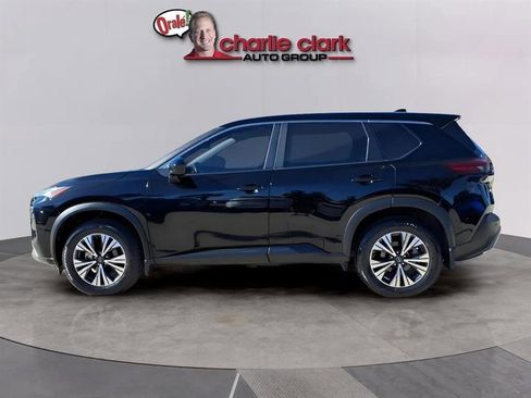 Used 2023 Nissan Rogue SV image 2