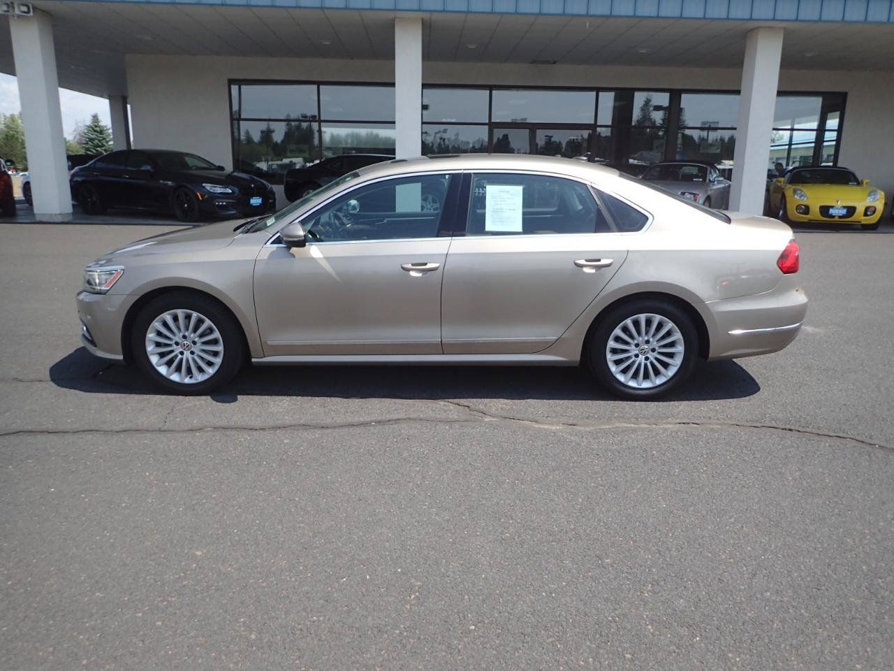 Used 2016 Volkswagen Passat 1.8T SE w/ Lighting Package (P06) FWD image 2
