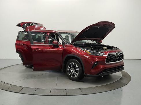 Used 2024 Toyota Highlander XLE FWD image 10