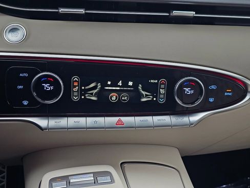 Used 2025 Genesis GV70 3.5T Sport w/ Sport Advanced Package image 16