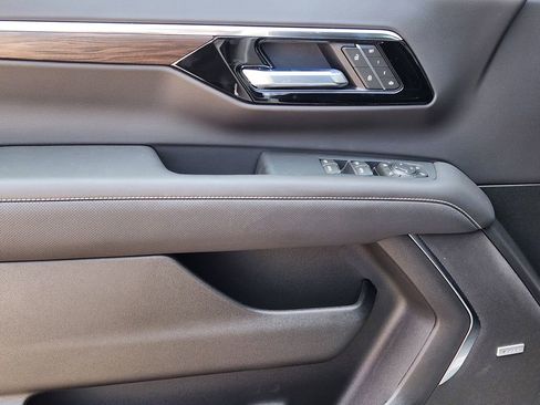 New 2025 Chevrolet Suburban Premier image 17