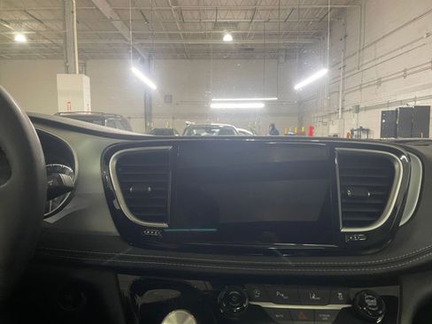 Used 2025 Chrysler Pacifica Limited image 18