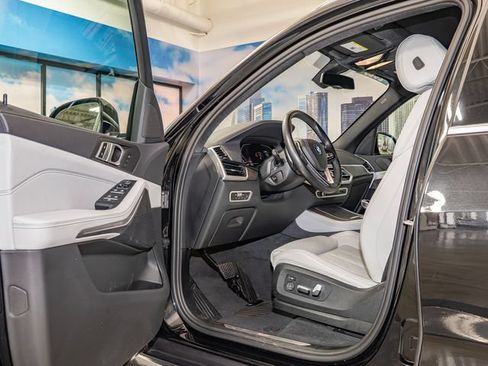 Used 2023 BMW X5 xDrive40i w/ Parking Assistance Package AWD/4WD image 13
