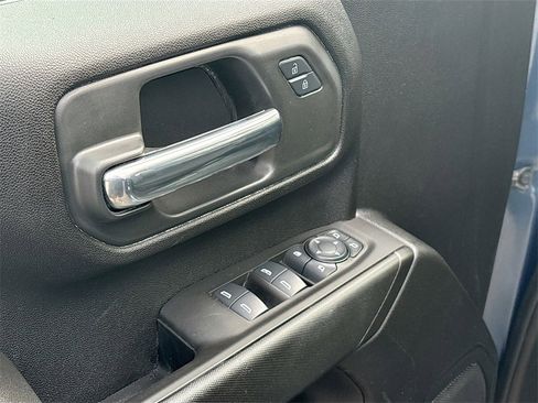 Used 2025 Chevrolet Silverado 2500 Custom w/ Custom Value Package image 18