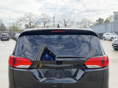 Used 2019 Chrysler Pacifica Touring Plus w/ S Appearance Package FWD image 6