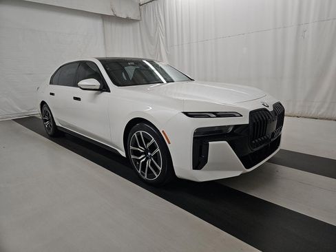 Used 2023 BMW 740i image 3