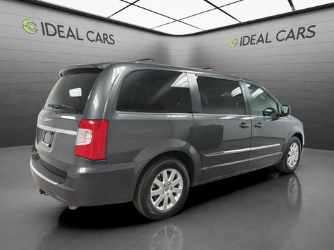 Used 2016 Chrysler Town & Country Touring FWD image 5