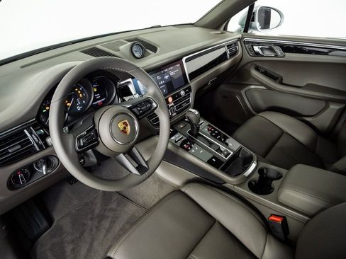New 2026 Porsche Macan Base image 4