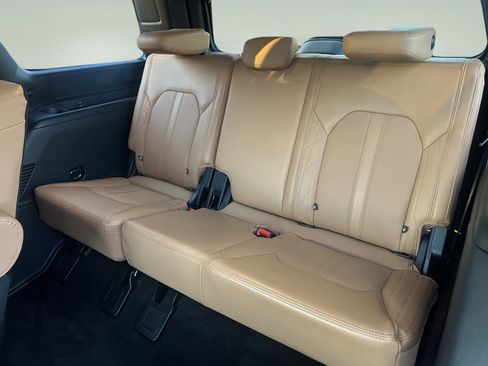 Certified 2022 Ford Expedition Platinum image 9